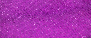 İç içe geçmiş parlak ipliklerle dokulu mor kumaş bulanıklığı. Yumuşak tekstil yüzeyi ışıl ışıl parlaklıklarla gelişir. Bokeh efektleriyle soyut ama zarif bir kompozisyon oluşturur..