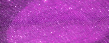 Yumuşak, desenli yüzeyinde dokuduğu parlak iplikleri olan mor bir kumaşın bulanıklığı. Parlak röfle ve pürüzsüz dokular zengin, lüks bir görünüm yaratıyor, Bokeh ışıkları vurguluyor.