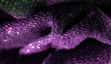 Bu mor desenli kumaş parlak bir şekilde ışıldıyor yumuşak yüzeyine saçılmış sim parçacıkları, parlak etkiyi artıran yoğun dokuma deseni ile vurgulanıyor..
