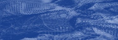 Bulanık - Izgara benzeri dantel desenli dokulu, yumuşak detayları göz alıcı ve görsel olarak çekici bir kompozisyon için kalın çizgilerle harmanlayan bir mavi kumaş.