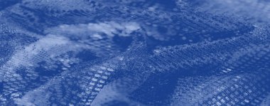 Bulanık - Izgara benzeri dantel desenli dokulu, yumuşak detayları göz alıcı ve görsel olarak çekici bir kompozisyon için kalın çizgilerle harmanlayan bir mavi kumaş.