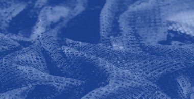 Parlak mavi kumaşın bulanık kıvrımları, ince dantel benzeri desenleri vurguluyor ve zarif ve lüks görünümlü bir yapı tekstil uygulamaları için..