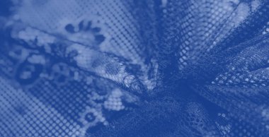 Bulanık, karmaşık desenleri ve yumuşak kıvrımları olan narin mavi örgü kumaş, ince yansımaları olan dinamik ve ruhani bir doku yaratıyor..