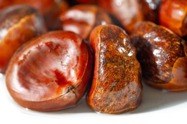 Sonbaharın güzelliğini bu nefes kesici görüntüyle yaşayın. Beyaz arka planda kestanelerle sezonun özünü yakalayın. Hasat mevsimini bu çarpıcı görüntüyle kutlayın..