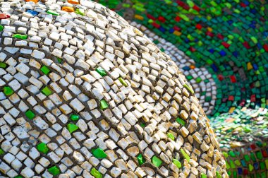 Şehrin etrafındaki canlı mozaik fayansların tadını çıkar. Kendinizi renklerden ve şekillerden oluşan bir kaleydoskopa daldırın. Sokak sanatının güzelliğini keşfedin..