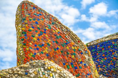 Kendinizi canlı bir sokak sanatı gösterisine daldırın. Mozaik çarpıcı bir görsel başyapıt yaratıyor. Şehir sanatının yaratıcılığını ve güzelliğini tecrübe edin..