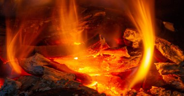 Şöminede yangın var. Çekici birini bulduğumuzda, gözbebeklerimiz büyür ve diğer kişiye bilinçaltı işareti göndeririz. Kamp ateşinin sıcacık ışığında, gözbebeklerimiz doğal olarak büyür..