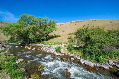 Doğanın büyüsünü en saf haliyle tecrübe et. Akan antik nehrin fısıltısını dinle. Dağların sonsuz güzelliğini ve huzurunu hisset..