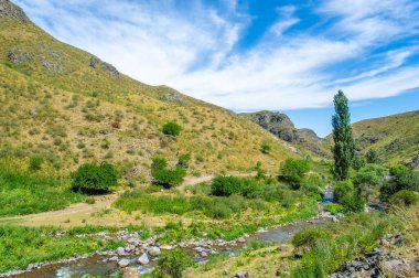 Nehrin görkemli dağların arasındaki huzurlu akışını hisset. Doğanın kayalık kanyonunun çarpıcı güzelliğine hayran kaldım. Nefes kesici manzarayla çevrili sükuneti hisset..