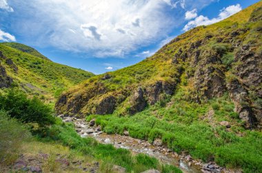 Doğal manzaraların dingin güzelliğinin tadını çıkar. Nehrin kayalık kanyonda nasıl zarifçe aktığına bakın. Kendini görkemli dağ manzaralarının kalbine daldır..