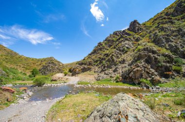 Doğanın güzelliğinin sükunetini hisset. Muhteşem kayalık kanyonu keşfedin ve nehrin zarafetle akışını izleyin. Etrafını saran dağların dinginliğini hisset..