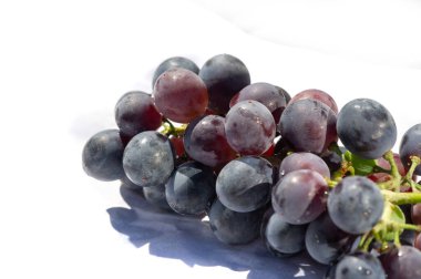 Temiz beyaz arka planda canlı siyah üzümler. Şarap etiketleri ya da reklam için ideal. Sulu ve lezzetli, içmeye hazır.