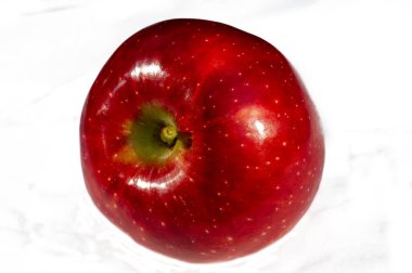 Taze, olgun, yüksek miktarda vitamin içeren bir elma. Sağlıklı bir atıştırmalık için sulu ve lezzetli meyveler. Kırmızı renk sağlık ve canlılığı simgeler..