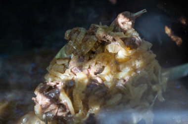 Geleneksel pilavı kazanda kızartılmış soğanla hazırlama yöntemi pilava zengin ve aromatik bir tat verir. Soğanlar yemeğe derinlik ve tatlılık ekler..