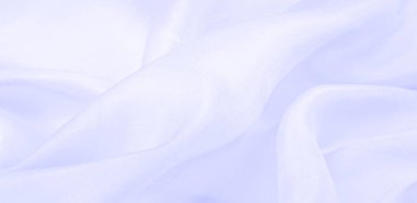 Bulanık mavi ipek kumaş. Bu ipek kumaşla moda denizine dal. Dokularla dolu, hoş ve kaba bir el, kendi görsel tahıllarıyla birleşmiş..