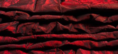 Kırmızı kumaş. Yüksek kaliteli kaliteli kırmızı ipek kumaşı temsil ediyor. Bu mükemmel orta boy ipek kumaş zarif bir kumaşa ve güzel bir parıltıya sahip. Bu senin yaratıcılığın için mükemmel bir malzeme..