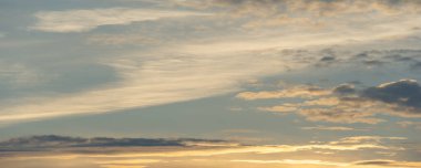 Gökyüzü kırmızı ve portakallarla boyanırken alacakaranlığın büyüsüne tanık olun. Sürüklenen bulutlar arasında huzurlu bir düşünce için rahatlatıcı bir zemin oluşturun. Günbatımı Sihri