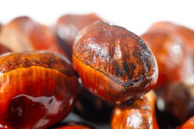 Kestanenin hassas bir düzeni sonbaharın özünü yakalar. Temiz beyaz bir arkaplan üzerine basit ama sofistike bir sunum. Mevsimsel zarafeti her detayıyla tecrübe et.