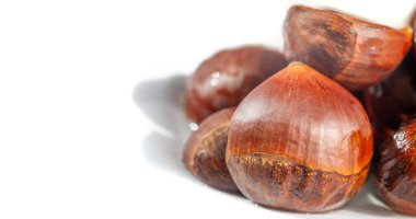 Sonbaharın sıcaklığını ve rahatlığını her lokmada hisset. Kızarmış kestanenin basit ama hoş tadını çıkarın. Zarif bir dokunuşla rahat bir atmosfer yaşayın. Nostaljik bir ziyafetin tadını çıkar.