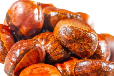 Çarpıcı kestane ağacı görüntüleriyle sonbaharın güzelliğini yakala. Sezonun özünü en saf haliyle tecrübe et. Sonbahar temalı ürünleri veya promosyonları göstermek için ideal.