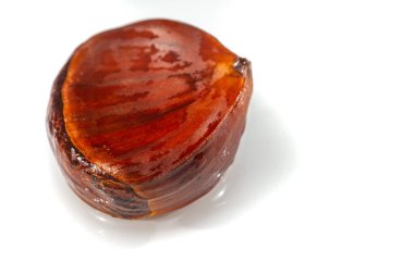 Beyaz arka planda güzel bir kestane ağacı. Kırsal cazibe doğa fotoğrafçılığında yakalanır. Detaylı bir yakın çekim meyvelerin güzelliğini gösterir.