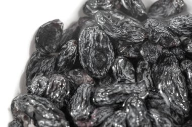 Kabarık siyah kuru üzümler yemeklere derinlik ve tatlılık ekler. Hem lezzetli hem de tatlı tarifler için çok yönlü bir malzeme. Bu lezzetli kuru üzümlerle aşçılığını arttır..