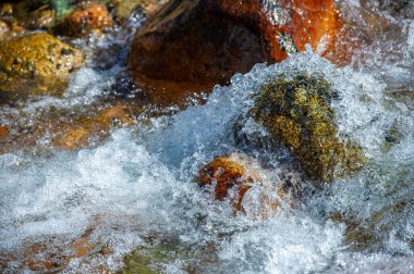 Akan suyun güzelliğini ve huzurunu yakalayın. Doğanın doğal ahengini göster. Düz ve dağınık taşların zarafetini koruyun. Harika fotoğraflar çek.