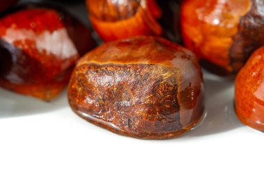 Düşüşün özünü basit ama sofistike bir şekilde kabullen. Hassas bir kestane düzeniyle duyularınızı keyiflendirin. Temiz beyaz arka planda çekilen sezonluk zarafetin tadını çıkarın..