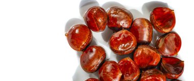 Olgun kestanelerin güzelliğinin tadını çıkar. Bu çarpıcı görüntüyle düşüşün özünü yakala. Her yere doğa dokunuşu eklemek için ideal..