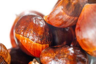 Minimalist beyaz bir tabağa nazikçe yerleştirilmiş dolgun kestanelere bakarken serin gecelerin ve çatırdayan ateşlerin nostaljisini serbest bırak. Samimi Sonbahar Titreşimleri