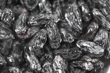 Siyah kuru üzümler her yemeğe derinlik ve tatlılık katar. Hem lezzetli hem de tatlı tarifler için çok yönlü bir malzeme. Bu lezzetli kuru üzümleri kullanmanın farklı yolları hakkında detaylar.