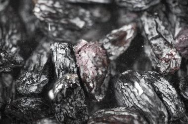 Sulu siyah kuru üzümler. Yemekleri süslemek ya da atıştırmak için ideal. Doğal olarak güneş maksimum lezzet ve tatlılık için kurumuş. Bu lezzetli kuru üzümlerle en sevdiğin tariflere doğal tatlılığı da ekle..