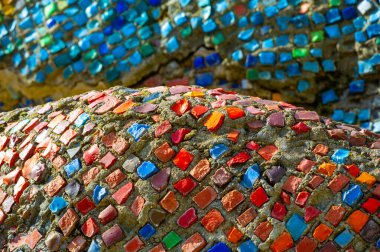 Renk ve şekillerin canlı bir kombinasyonunun tadını çıkar. Şehrin kalbinde etkileyici bir mozaik fayans duvarı duruyor. Sokak sanatı, izleyicileri yaratıcılığın kaleydoskopuna dalmaya davet ediyor..