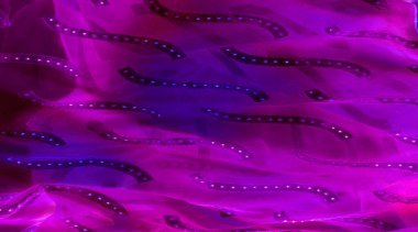 Kusursuz kaleydoskop, pembe ipek. İpek krep sateni parlak önü olan orta ağırlıklı bir kumaştır. Zarif, zengin kumaşlar ve güzel parıltılar lüks tasarımlara izin verir..