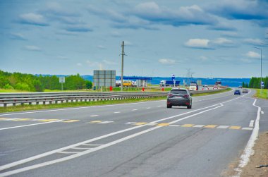 Bu manzaralı otoyolda giderken doğanın güzelliğinin tadını çıkarın. Yol boyunca uzanan görkemli ağaçların nefes kesici manzarasının tadını çıkarın. Doğal harikalar diyarında huzurlu ve rahatlatıcı bir yolculuğun tadını çıkar..