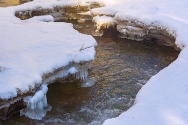 Nehir kışın donar. Kış beni düşündürüyor. Güneş daha sonra doğup daha erken batarken nehirde geçirebileceğiniz saatler kısalıyor..