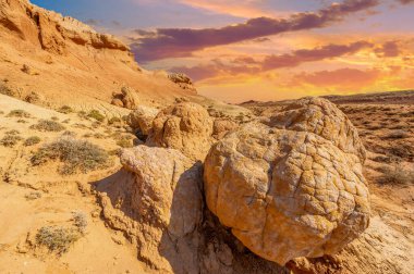 Red Boguty Dağları 'nın arkasında çarpıcı bir günbatımının tadını çıkar. Kendini doğanın ateşli başyapıtının güzelliğine daldır. Çölde dolaş ve unutulmaz anılar yarat..