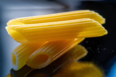 Klasik İtalyan yemeklerinin tadını çıkar. Ev yapımı marinara ve pesto sosunun tadını çıkarın. Lezzetli arrabbiata soslu makarna dene..