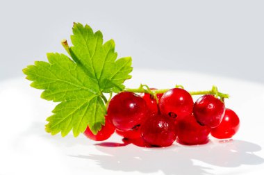 Kırmızı frenk üzümlerinin çarpıcı yakın plan fotoğrafı. Canlı meyve rengi ve desen sağlar. Yemek fotoğrafçılığı ya da kırmızı meyve reklamı için ideal..