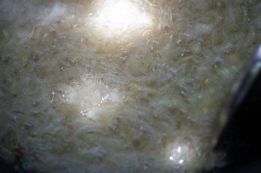 Geleneksel pilav soğanı pişirme şekli yemeğe tat ve aroma ekler. Kazanda kızartılmış soğan zengin, karamelize bir tat yaratır..