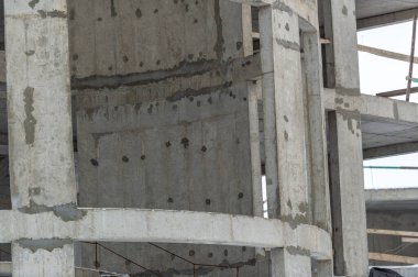 Kış koşullarında bir cami inşaatı soğuk havada inşaat için özel teknoloji ve malzemeler kullanılır. Uygun termal yalıtım ve ısıtma sistemi sağlanıyor.