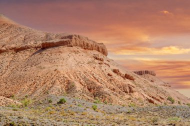 Gün batımında Kızıl Dağların sükunetini hisset. Büyüleyici ışıltı hayal gücüne ilham versin. Anlatılmamış hikayeleri ve dağların güzelliğini keşfedin.