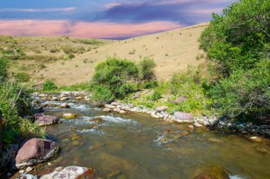 Kendini doğanın güzelliğine ver. Bir dağ nehrinin büyüsünü tecrübe et. Bırak akan suyun rahatlatıcı sesi zihnini ve ruhunu rahatlatsın..