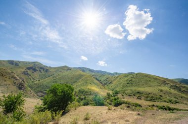 Dağlık toprak bir yolun engebeli arazisini keşfedin. Off-road ve bisiklet turlarıyla kendinizi zorlayın. Yol boyunca nefes kesen doğa manzarasının tadını çıkar..