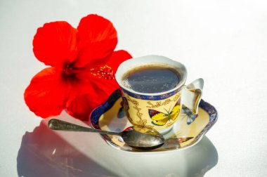 Güzel bir Çin porselen bardağında bir fincan kahvenin tadını çıkar. Çiçek süsleme desenli bir zarafet ekle. Tat ve estetiğin mükemmel kombinasyonunu tecrübe et..