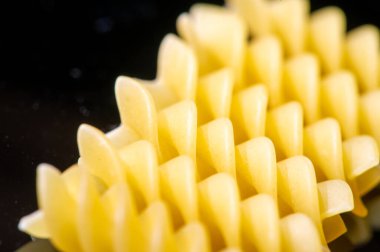 İtalyan buğdayından yapılmış lezzetli fusilli makarna. Sağlıklı bir öğle yemeği için altın ve mükemmel. Her lokmada İtalya 'nın gerçek tadı..