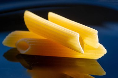 İtalyan makarnalarının çeşitliliğini keşfedin. Lezzetli marinara ve pesto sosu mevcut. Baharatlı arrabbiata 'yı dene..