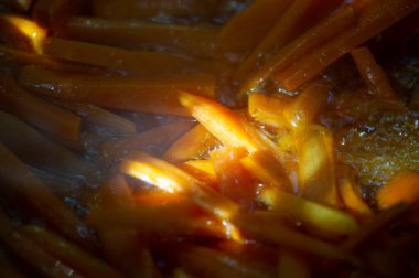 Havuç, bu lezzetli pilav tarifinin anahtar bileşenidir. Bir kazanda kızartmak yiyeceğe eşsiz bir tat verir. Bu havuç pilav tarifiyle geleneksel ve lezzetli bir yemeğin tadını çıkarın..