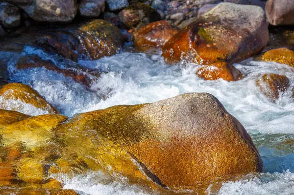 Doğadaki akan suyun güzelliğini yakalamak. Fotoğraflar nehirlerin ve taşların ahenk ve sükunetini gösteriyor. Doğal hayatın huzur ve sükunetini kutlayan doğa fotoğrafları..