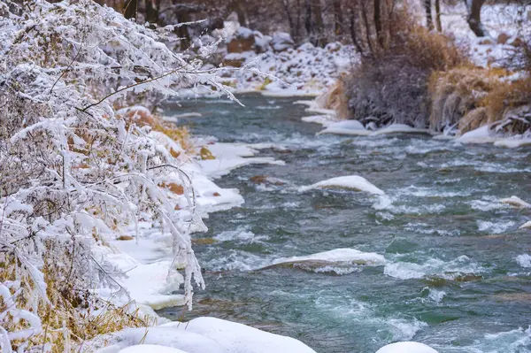 Nehir kışın donar. Kış beni düşündürüyor. Güneş daha sonra doğup daha erken batarken nehirde geçirebileceğiniz saatler kısalıyor..